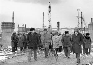 Участники Всесоюзной школы специалистов предприятий ведущих строительных министерств СССР на строительной площадке обжимного цеха. Декабрь 1984 года.